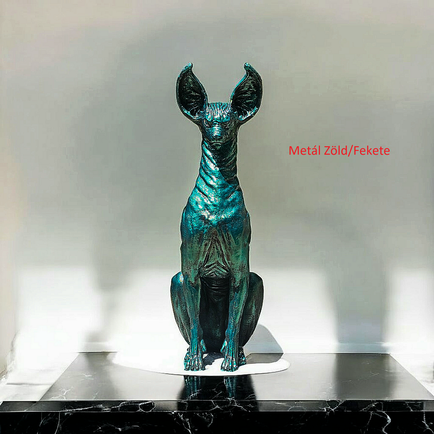 Durva Bőrű macska szobor egyedi színben, szobortalppal, VILÁGÍTÁS NÉLKÜL. 80cm magas + 6.7 cm szobortalp. (Az ár egy szoborra + egy szobortalpra értendő)