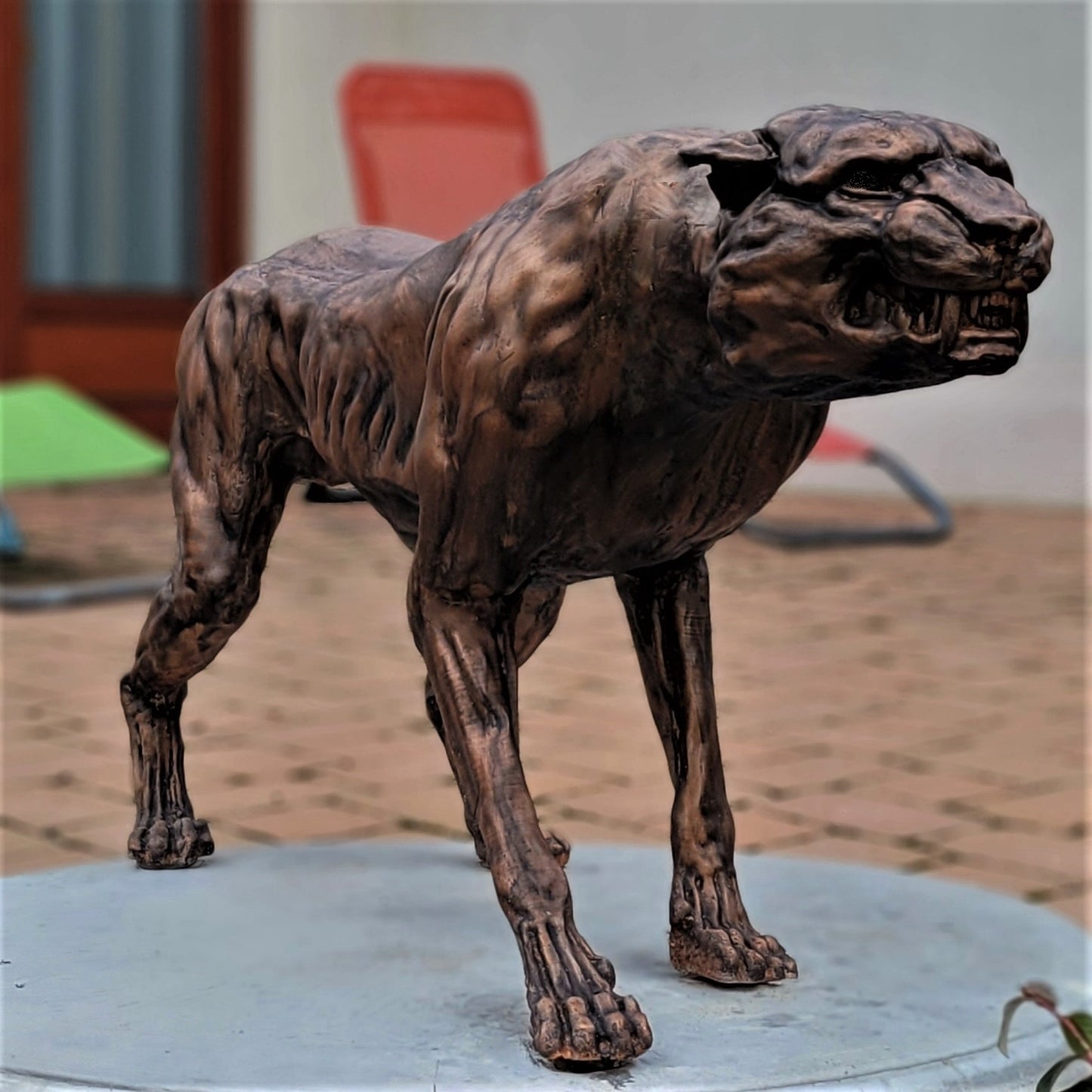 Támadó Angyal Szobor egyedi színben, szobortalppal, VILÁGÍTÁS NÉLKÜL. 118 cm hosszú, 64 cm magas + 6 cm szobortalp. (Az ár egy szoborra + egy szobortalpra értendő)